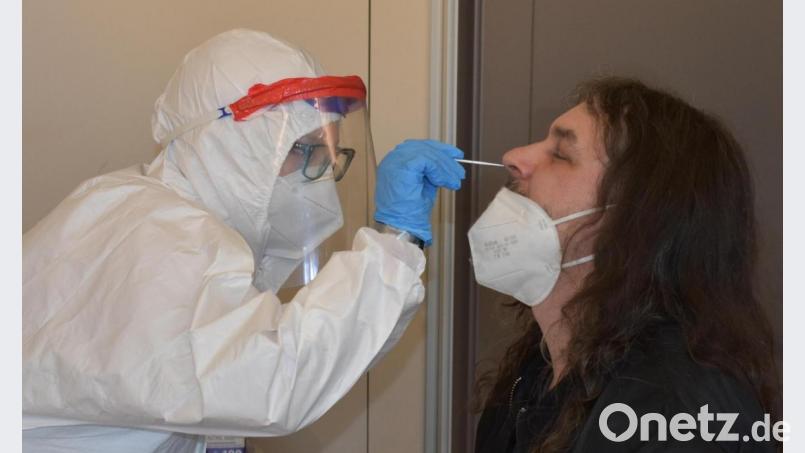 Svenja Ernst arbeitet seit Februar im Testzentrum in Waldsassen und nimmt dort regelmäßig Abstriche, die auf das Coronavirus getestet werden. Bild: lue