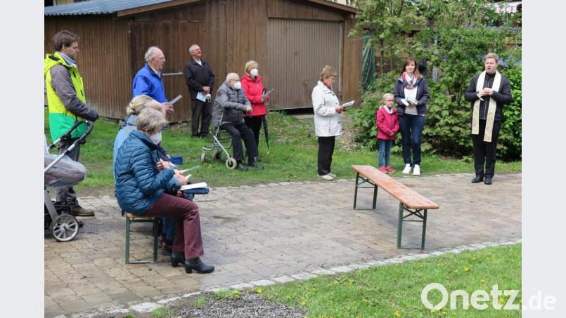 „In dieser Stunde blicken wir auf Maria, unsere Schwester und unser Vorbild im Glauben“, betete Stadtpfarrer Thomas Kraus (rechts) bei der Maiandacht vor der Berndorfer Kapelle. Bild: jzk