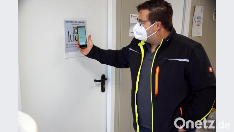 Mit seinem Handy demonstrierte Bürgermeister Thomas Kaufmann die Funktionsweise der App. Bild: bkr