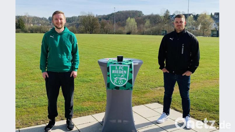Riedens Teammanager Martin Hillen (links) mit dem neuen Spielertrainer der zweiten Mannschaft, Simon Heller. Bild: Talisa-Marie Hüttner