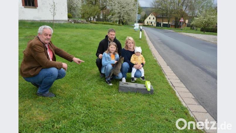 Die Anwohner Hubert und Iris Beinrucker, hier mit ihren Kindern Josefine und Frieda, haben das Fehlen des Warnmännchens an der Ortsdurchfahrt in Hofteich gleich bemerkt. Sie und Bürgermeister Johann Burger (links) sind sauer auf die unbekannten Vandalen. Bild: jr
