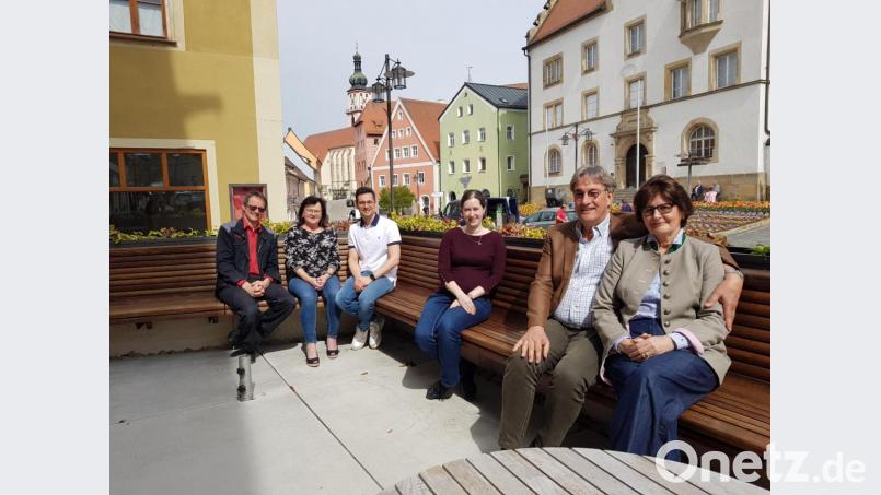 Wollen nach Corona mithelfen, eine attraktivere Stadt zu gestalten und mehr Urlauber anzulocken: Von links: Christian, Hermine und Michael Sperber (Brauereigasthof Sperber), Christine Lotter (Hotel-Gasthof Zum Bartl) sowie Joachim und Renate Kiel (Hotelgasthof Bayerischer Hof). Bild: Tobias Gräf