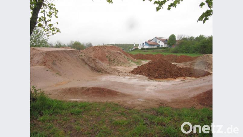 Die Vorarbeiten für den Dirtpark beim Hirschauer Sportpark (im Hintergrund) haben begonnen. Hier sollen ein Eldorado ein Mountainbiker entstehen. Bild: fg