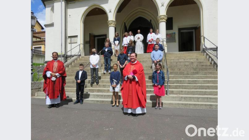 Die zweite Gruppe der Firmlinge nach dem Gottesdienst um 11:00 Uhr mit Pfarrer Thomas Saju (links) und Domkapitular Roland Batz. Bild: ric