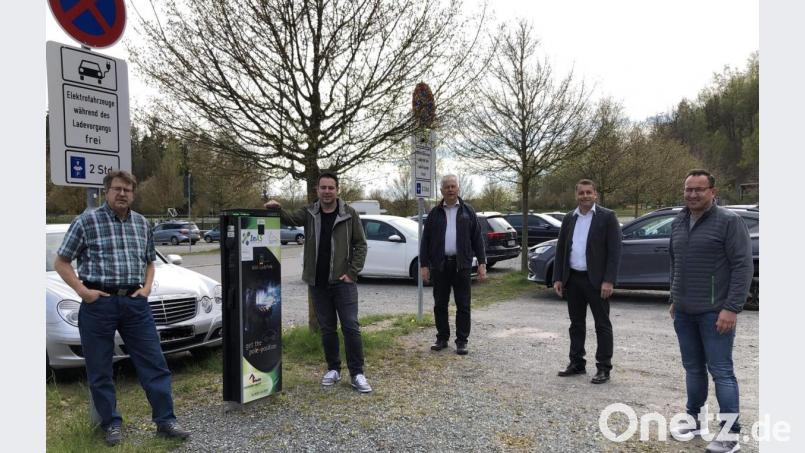 Da die Zahl der E-Fahrzeuge in der Region steigt, fordert die SPD-Fraktion mit (von links) Gerald Dagner, Daniel Hutzler, Reinhold Strobl, Uwe Bergmann und Christian Hartmann in Schnaittenbach die Einrichtung einer E-Ladesäule, wie sie in Hirschau am Freizeitpark Monte Kaolino existiert. Bild: u