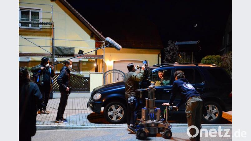 Die Kamera filmt ein Streitgespräch zwischen Vater und Sohn im Auto. Bild: Kunz