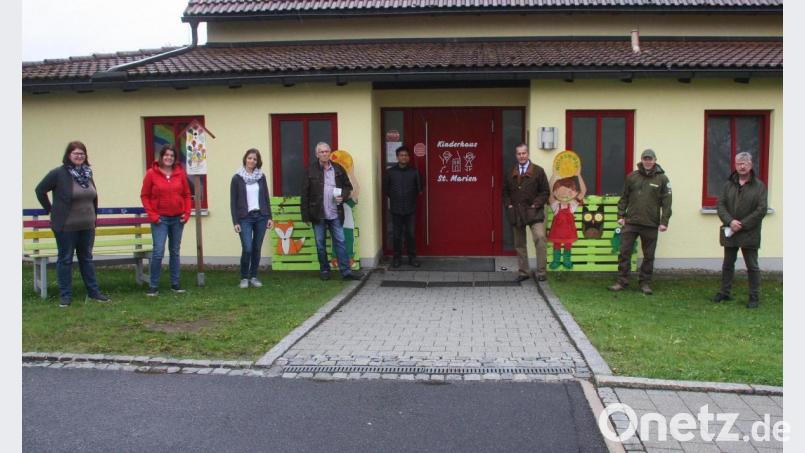 Bei der kleinen Feier am Vorplatz des Kinderhauses dabei waren (von links) Kinderpflegerin Marina Gleißner, Leiterin Katja Höfer-Nickl, Kinderpflegerin Melanie Brunner, Geschäftsführer Ernst Tippmann vom Naturpark Steinwald, Pfarrer Joseph, Naturpark-Vorsitzender Eberhard Freiherr von Gemmingen-Hornberg und Bürgermeister Wolfgang Braun. Bild: wro