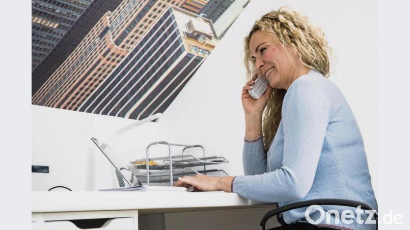 Telefonieren und nebenher E-Mails schreiben? Multitasking kann doppelte Arbeit zur Folge haben. Bild: Christin Klose/dpa