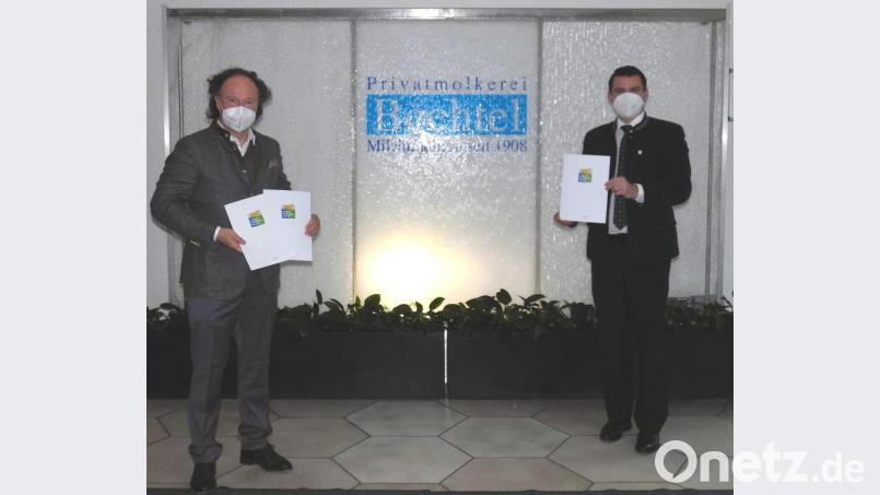 Landrat Thomas Ebeling (rechts) gratuliert Geschäftsführer René Guhl zur Aufnahme in den Umweltpakt Bayern. Bild: Thomas Rippel/exb