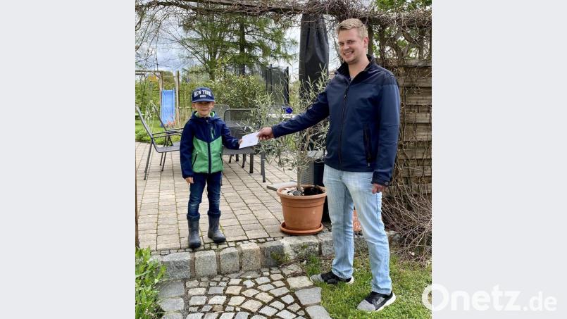 Der Spender der fünf Hauptpreise, Alexander Lehner, überreichte dem jungen Maibaum-Maler Georg persönlich seinen Gewinn. Bild: ner