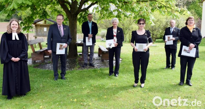 Pfarrerin Estelle Kunad-Wittenberg (links) mit dem silbernen Konfirmanden Marco Regler (Dritter von links) und den fünf goldenen Konfirmanden des Jahrgangs 2020. Bild: wku