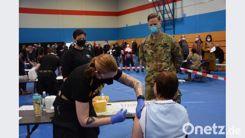 Mehrere hundert deutsche Arbeitnehmer ließen sich im Truppenübungsplatz Hohenfels gegen Corona impfen. Specialist (SPC) Anna Helena Alexander, eine ausgebildete Rettungssanitäterin der US-Armee, verabreicht das begehrte Vakzin. Captain Zachariah Clark, Medical Director der Health Clinic Hohenfels, überwacht den Impfvorgang. Bild: bö