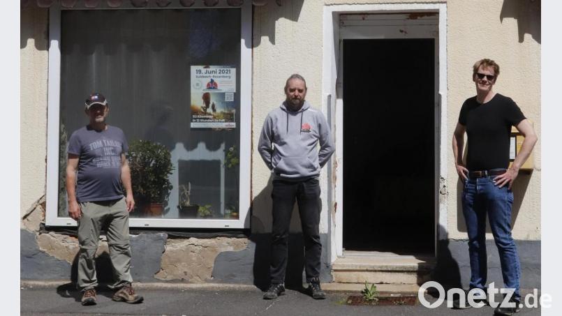 Der Schlacken-Verein Sulzbach-Rosenberg hat das soziale Projekt der Ist-noch-gut-Station initiiert. Von links nach rechts: Kassier Peter Ostermann, Vermieter Peter Dechant und Vereinsvorstand Stefan Thar vor der künftigen &quot;Ist-noch-gut-Station&quot; in Rosenberg. Bild: mfh