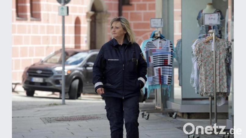 Auf Fußstreife in der Sulzbacher Altstadt: Cornelia Fenzel ist seit 23 Jahren Mitglied in der Sicherheitswacht – und trotz ihres Hauptberufs als Krankenschwester auch nachts oder bei Regen für ihre Mitbürger im Einsatz. Bild: Wolfgang Steinbacher