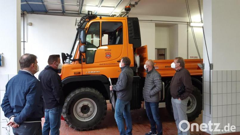 Der neue Unimog ist der ganze Stolz des Bauhofs in Windischeschenbach. Bild: Lowak