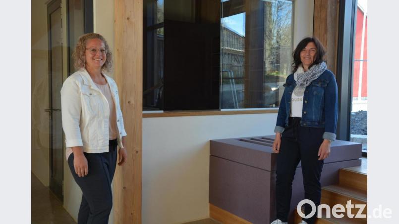 Die beiden Museumsmitarbeiterinnen Melanie Wenisch (links) und Michaela Günthner, hier vor dem Kassenhäuschen, freuen sich schon auf die Eröffnung des Theres-Neumann-Museums. Wann genau das sein wird, ist noch offen. Die Eintrittspreise und weitere Details stehen jedenfalls fest. Bild: jr