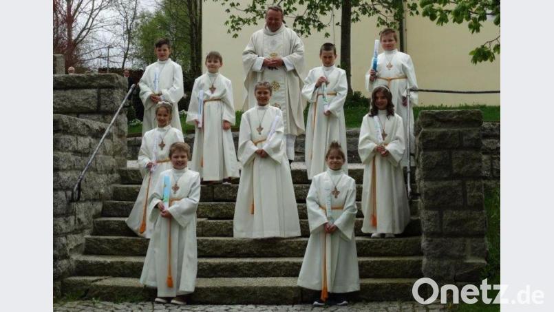 Strahlende Gesichter beim Gruppenfoto nach dem Festgottesdienst: die Pullenreuther Kommunionkinder mit Pfarrer Josef Waleszczuk. Bild: twg