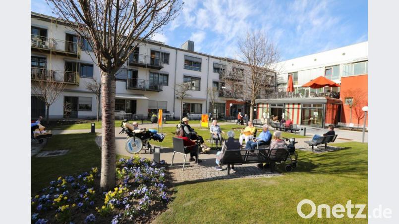 So wie hier im Schwandorfer Elisabethenheim erleben auch die Bewohner andere Senioreneinrichtungen im Landkreis Schwandorf wieder ein Stück Normalität – etwa im Freien zu sitzen, um andere zu treffen. Bild: Gerhard Götz