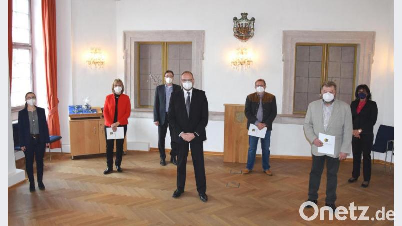 Landrat Andreas Meier (stehend, Mitte) verabschiedet langjährige Mitarbeiter in der Kreisverwaltung. Bild: LRA Neustadt/ Marcel Weidner/exb