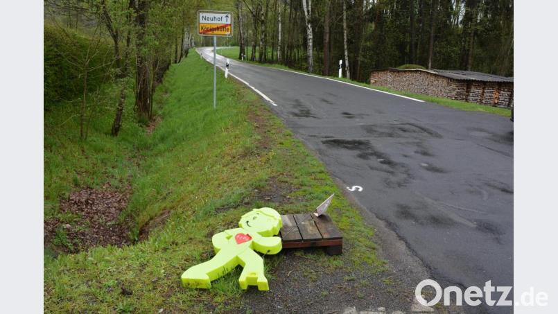 Der „Streetbuddy“ aus Hofteich ist beim Schützenhaus in Königshütte wieder aufgetaucht. Dafür fehlt die Figur, die dort aufgestellt war. Bild: jr