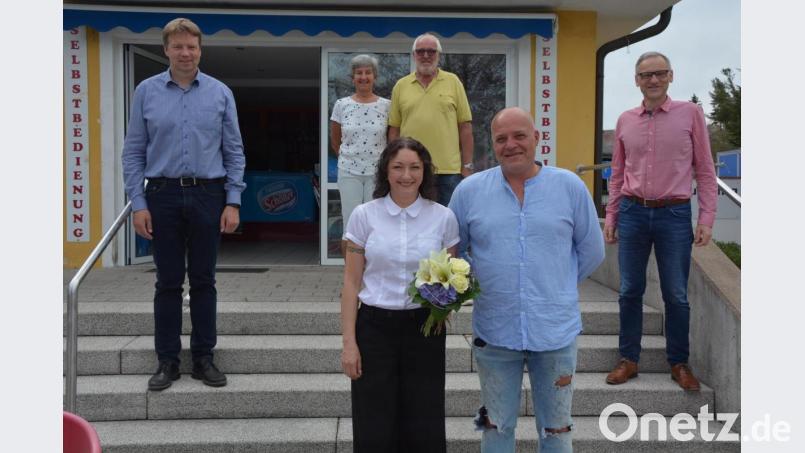 Veronika und Christian Hartwig (vorne) sind die neuen „K.fee“-Pächter im Egrensisbad. Darüber freuen sich (von links) Stadtbaumeister Hubert Siller, die Vorgänger Karin und Max Kreitmeier sowie Bürgermeister Bernd Sommer. Bild: jr