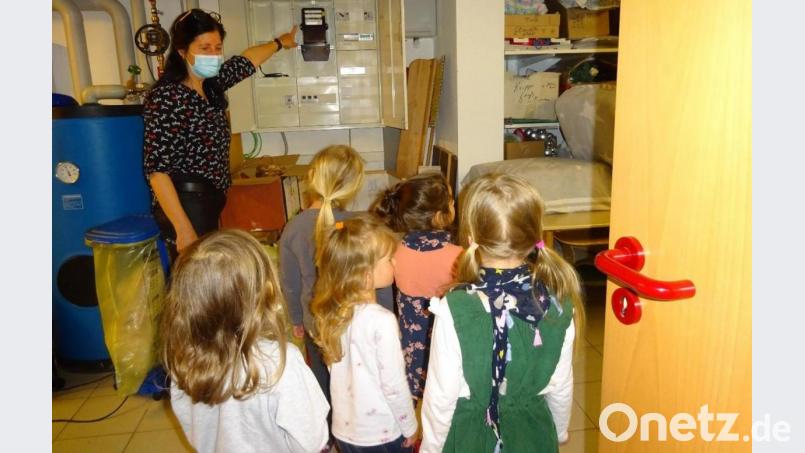 Der Hinweis auf die Gefahren im Umgang mit Strom und auf Sicherungseinrichtungen im Hause waren Leiterin Michaela Schmidt sehr wichtig. Bild: ld