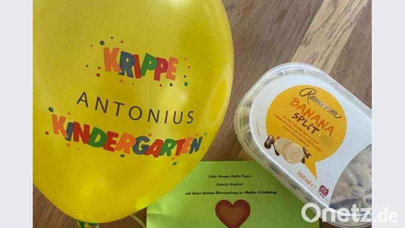 Eine nicht alltägliche Aktion startete das Personal des Hirschauer Antonius-Kindergartens. Die Erziehrinnen besuchten alle Familien zu Hause und gratulierten mit einem Luftballon mit dem Kita-Logo und einer großen Packung Eis zum Mutter- und Vatertag. Bild: u