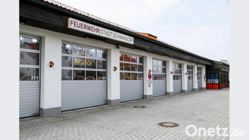 Die Garagen des Schwandorfer Gerätehauses sind zu niedrig für das neue Container-Wechselfahrzeug. Nun soll auf dem Parkplatz eine Leichtbauhalle entstehen. Bild: Clemens Hoesamer