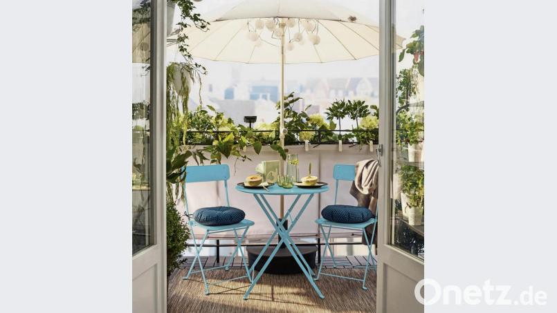 Ein Sonnenschirm spendet Schatten und sorgt auch an heißen Tagen dafür, dass der Balkon weiter nutzbar bleibt. Bild:  Martin Inger/Inter IKEA Systems B.V. 2021/dpa