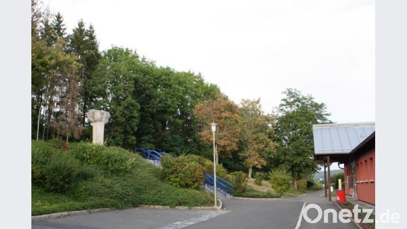 Die &quot;Knospe&quot;-Skulptur (links) symbolisiert die Offenheit der Pressather Schule für das in der Zukunft verborgene Neue. Diesem Anspruch will der Schulverband trotz manch krisenbedingter Unwägbarkeit weiterhin gerecht werden: Notwendige Modernisierungen wie etwa die Umgestaltung des Schulvorplatzes sollen so bald wie möglich angegangen werden. Bild: bjp