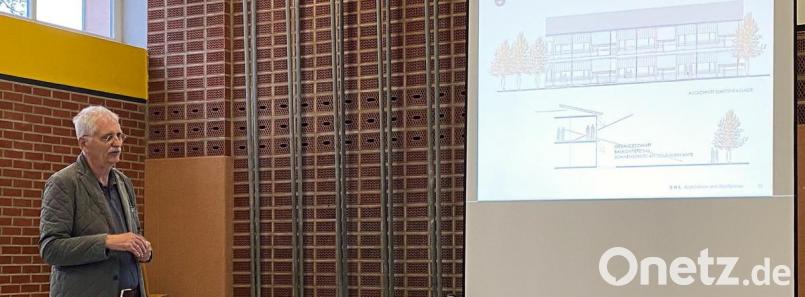 Stadtplaner Emil Lehner teilte dem Krummennaaber Gemeinderat den aktuellen Stand der laufenden Projekte mit. Bild: ner