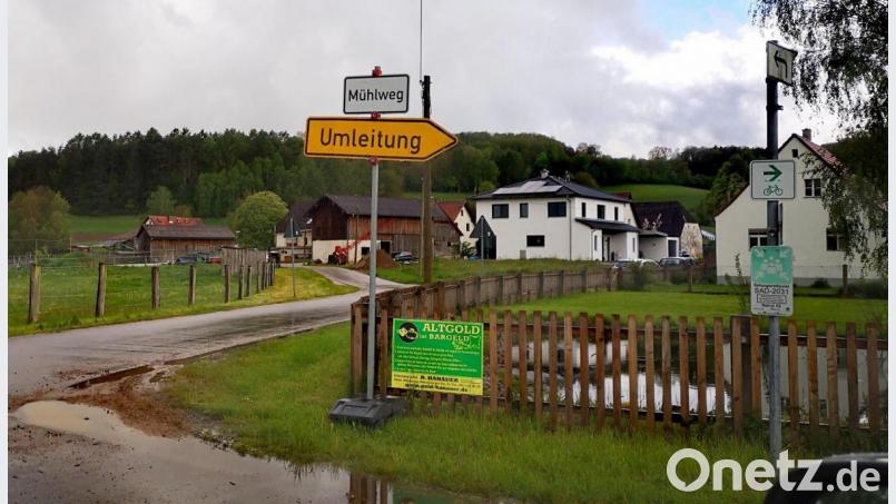 Der gesperrte Bahnübergang Ledermühlweg macht eine Umleitung nötig, die gut ausgeschildert ist und über Haindorf führt. Wer hier fährt, kommt in Pfreimd heraus. Bild: Thomas Dobler