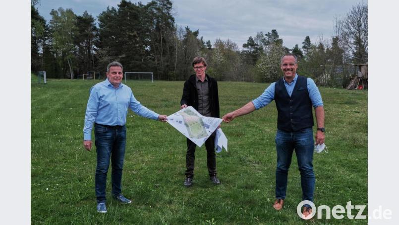 Voller Freude präsentieren Bürgermeister Norbert Eckl, Landschaftsarchitekt Korbinian Schönberger und Gemeinderat Tobias Krafczyk den Plan für das Freizeitsportgelände am Bierl. Mit dem Gelände erhält Teunz ein naturnahes grünes Fitnessstudio. Bild: tkr