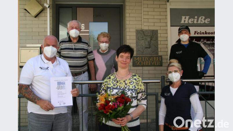 Für ihre 40-jährige Betriebszugehörigkeit dankten die „Schlosser-Metzger“ Christa Neudert. Im Bild vorne von links Stefan Schreyer, Christa Neudert und Isabella Schreyer, dahinter Erwin und Maria Schreyer sowie Christopher Schreyer. Bild: fpoz