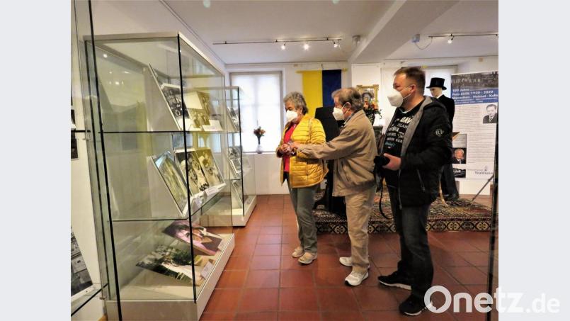 Maja, Hans und Jürgen Köig schauten sich im Stiftland-Museum Waldsassen mit viel Freude die Ausstellung &quot;100 Jahr Fotografie Zirlik&quot; an. Maja König ist die Tochter des verstorbenen Fotografen Hans Zirlik. Selbst sie hat die Ausstellung bisher wegen der Schließungen aufgrund der Pandemie noch nicht gesehen, obwohl diese bereits seit einem Jahr fertig ist. Bild: ubb