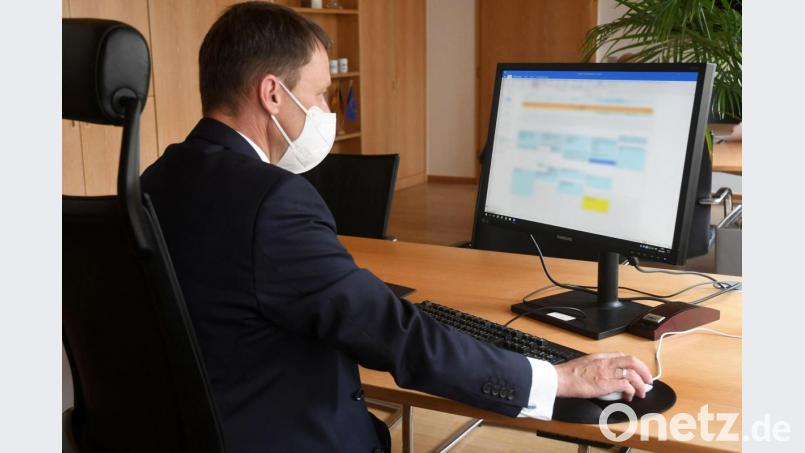 Oberbürgermeister Jens Meyer hat wegen der Coronapandemie zwar nur noch eingeschränkt Bürgerkontakte, aber einen durchaus gut gefüllten Terminkalender. Bild: Gabi Schönberger