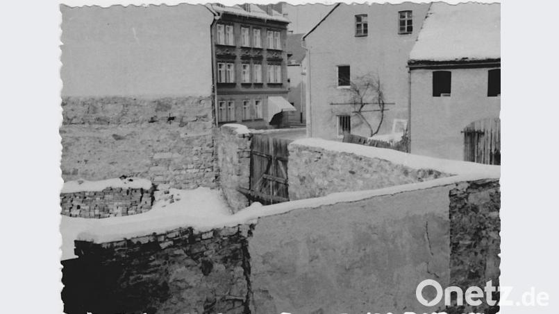 Noch 20 Jahre nach dem Kriegsende waren in Waldsassen Folgen von Kampfhandlungen zu sehen. Das Foto aus dem Jahr 1965 zeigt die Überreste eines Stadels des Anwesens Luitpoldstraße14 (Wertl), der im Mai 1945 angebrannt war. Bild: Archiv Bruno Salomon/exb