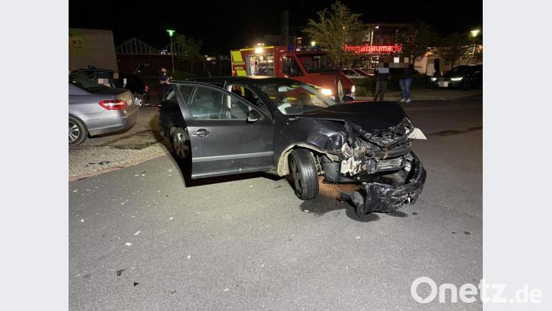 Das war's jetzt erst mal mit dem Autoposen: Eines der beiden Fahrzeuge, die am Freitagabend auf dem Parkplatz eines Gartencenters an der Fuggerstraße zusammengestoßen sind. Bild: Polizeiinspektion Amberg
