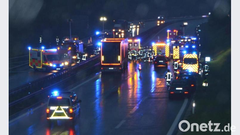 75 Feuerwehrkräfte waren am Sonntagabend bei dem schweren Unfall auf der A6 auf Höhe der Ausfahrt Wernberg-Ost im Einsatz. Bild: dob