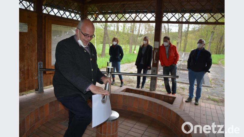 Bürgermeister Klaus Meyer zeigte vor allem für die Kinder des Kinderhauses „Tillenzwerge“ bei einer Vorführung im trockenen Becken das Wassertreten nach der Lehre von Sebastian Kneipp. Bild: jr