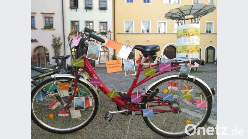 Der Weltladen stellte zum Aktionstag Fahrräder mit Botschaften in Weiden auf. Bild: Anja Ehren/exb