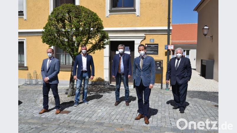 Daniel Bronold (Geschäftsführer Caritas Weiden-Neustadt), Stadtrat Huberth Rosner, Martin Kneidl (Geschäftsführer Caritas Tirschenreuth) und Zweiter Bürgermeister Peter Gold sprachen mit MdB Albert Rupprecht über die geplante Pflegereform. Bild: kaz