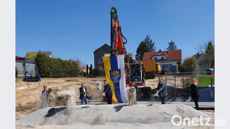 Bauamtsleiter Uwe Knutzen, Geschäftsstellenleiter Daniel Fendl, Landrat Thomas Ebeling, Bürgermeister Thomas Falter, Allgemeinarzt Stefan Roi und Architektin Anna Grabinger (von links) setzten gemeinsam vor wenigen Tagen den ersten Spatenstich für das Wackersdorfer Ärztehaus. Bild: Michael Weiß/exb