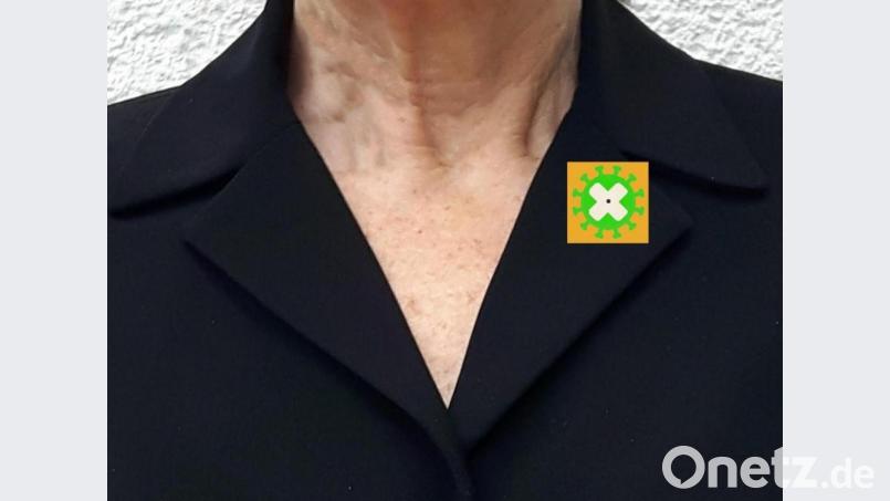 Der Träger des Buttons zeigt, dass er geimpft oder impfwillig ist und Impfungen in Ländern der Dritten Welt unterstützt. Bild: Maria Maier