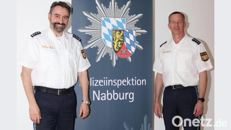 Für den Leiter der Polizeiinspektion Nabburg, Günther Vierl (links), und Stellvertreter Stefan Weinberger gehen die Unfallzahlen in die richtige Richtung – nach unten. Sorgen bereiten die E-bikes und Pedelecs. Bild: Ulrich Schmid/exb
