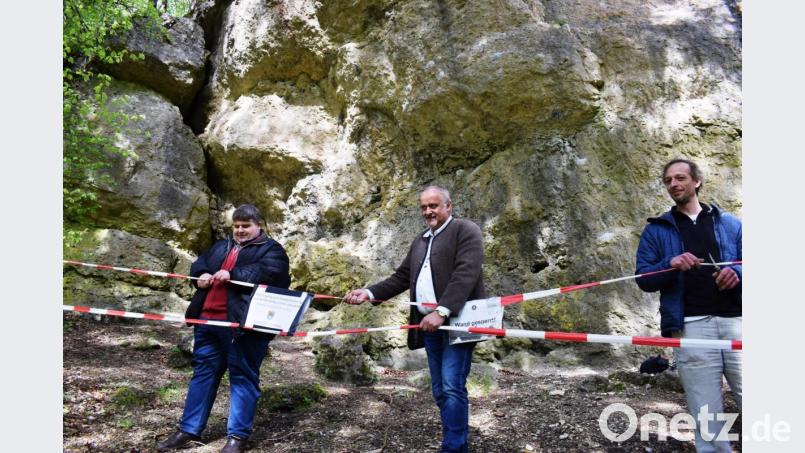 Es darf wieder geklettert werden: Das gaben (von links) Illschwangs Bürgermeister Dieter Dehling, Bürgermeister Anton Peter aus Ammerthal und der stellvertretende Vorsitzende der IG Klettern, Torsten Scheller, bekannt. Bild: oe