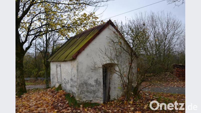 Das kleine Kapellerl unweit der Staatsstraße zwischen Tröbes und Gaisheim wartet schon seit vielen Jahren auf eine Sanierung. Jetzt schlug Gemeinderat und Kirchenpfleger Bernhard Rom ein Treffen aller Beteiligten vor. Bild: gi