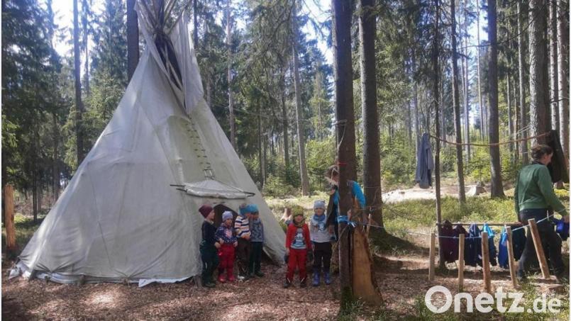 Die Eingewöhnungsphase ist fast schon vorbei. Die &quot;Goldbachtaler Wurzelzwerge&quot; sind umgezogen. Jetzt steht das Tipi in der Waldabteilung &quot;Saugraben&quot;. Bild: ld
