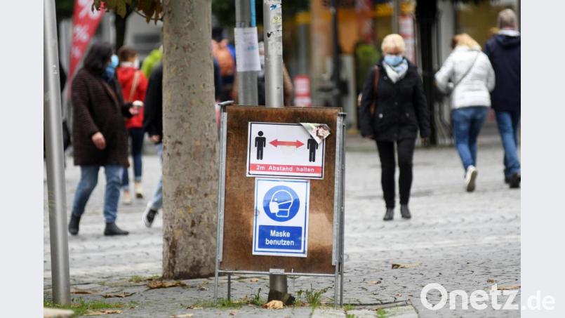 Trotz sinkender Inzidenzzahlen in Weiden bleibt die Maskenpflicht nach der 12. Bayerischen Infektionsschutzmaßnahmenverordnung für die Innenstadt bis 6. Juni bestehen. Archivbild: Gabi Schönberger