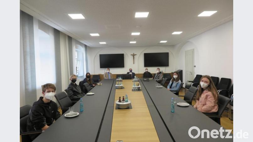 „An der Kemnather Realschule geht die Ausbildung zu Medientutoren weiter“, versicherten Realschuldirektor German Helgert und Projektleiter Knut Müller (hinten links und Zweiter von rechts) Bürgermeister Roman Schäffler (hinten Zweiter von links). Dieser hatte die zertifizierten Medientutoren ins Rathaus eingeladen. Bild: jzk